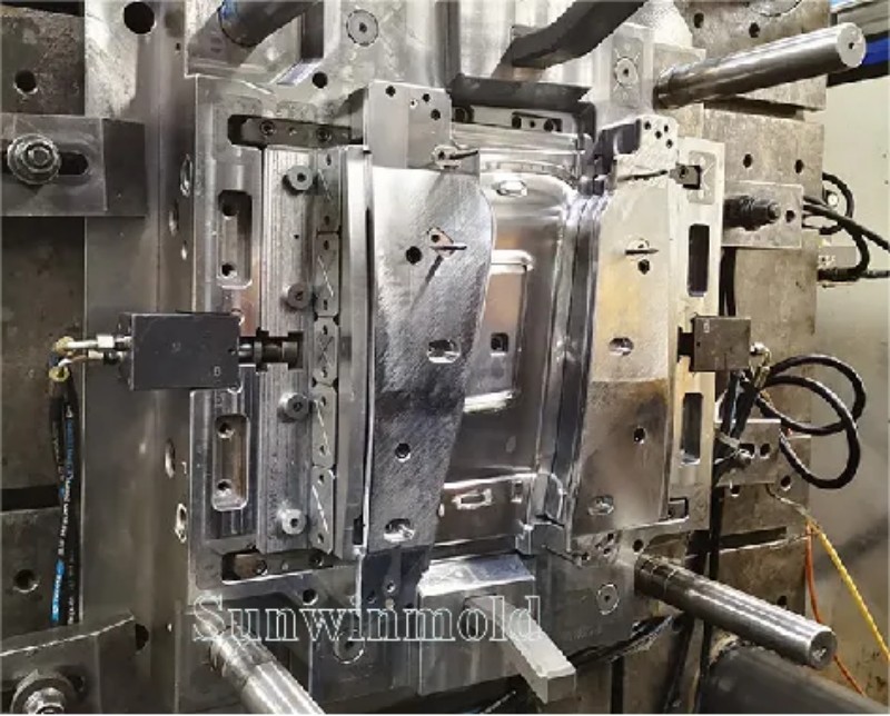 低压注塑模具2