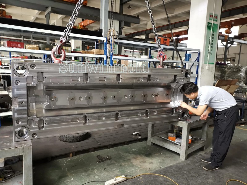 汽车外饰件模具2